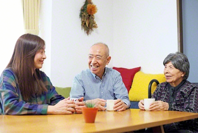 「今が一番幸せ」と言う母・きみさん㊨は赤井川地域の一粒種として草創期から広布拡大に尽力。今年2月には数えで白寿（99歳）に。大手飲料メーカーの販売会社で専務取締役まで務めた菊池さん㊥は同じく心臓に病がある妻・弘美さん㊧（副白ゆり長）を折伏。退職後、縁あって一昨年に再婚した。「家族で支え合って暮らしています」