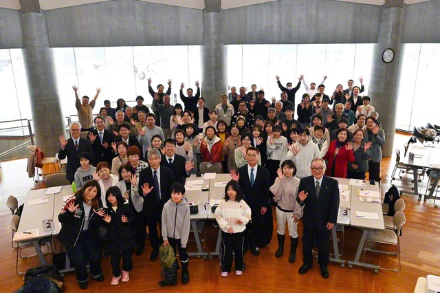 参加者が記念のカメラに