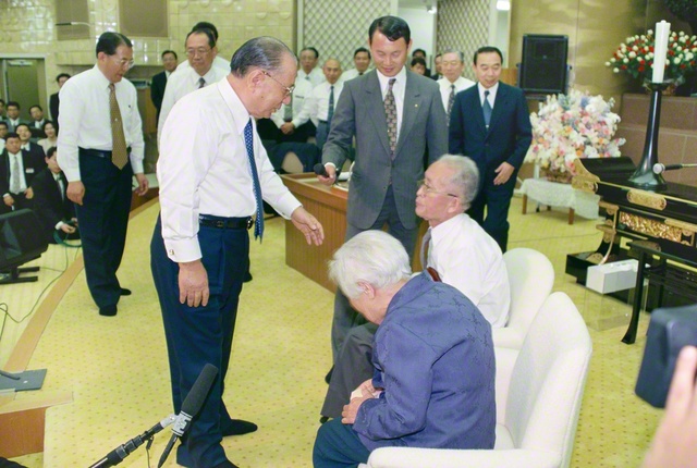 第13回「中部総会」で同志を激励する池田先生（1995年5月17日、中部文化会館〈当時〉で）