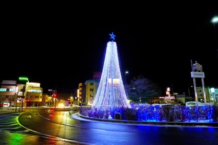 塩尻駅前を彩るイルミネーション（1月11日、塩尻市、森田昭治通信員）　　　　　　　　