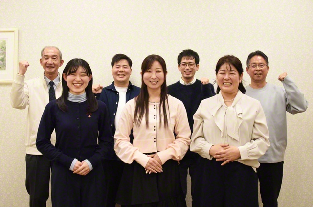 “懇談的・双方向型”の座談会について語り合った友（後列左から時計回りに、松下さん、麻生さん、土屋さん、市川総千葉長、福尾さん、大塚さん、岸さん）