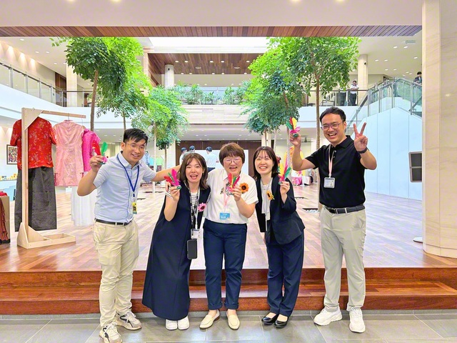 文化体験では、羽を蹴って遊ぶゲームを楽しんだ（右から2人目が徳田さん）