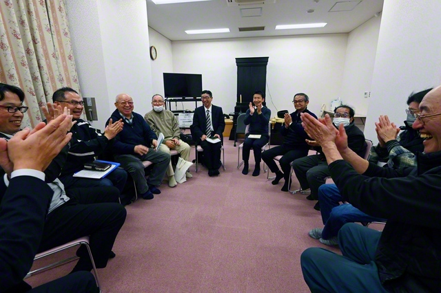 16日に行われた地区の壮年部懇談会。楽しいことも苦しいことも自由に話せる雰囲気に包まれていた（青葉平和会館で）