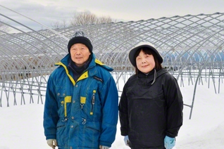 大沢さん㊧と妻の清子さん
