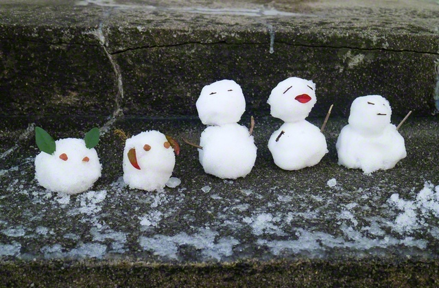 雪だるまも一家だんらん（呉市、北野陽子通信員）