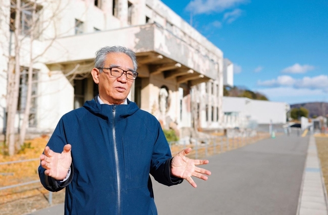 石巻市の震災遺構・門脇小学校で、発災当時の状況を語る久保さん