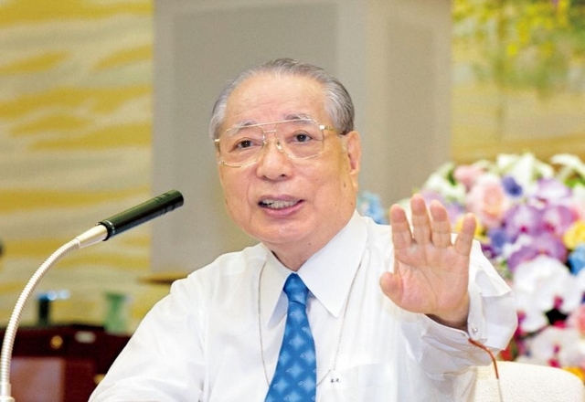 「仏法は、限りない向上の源泉である。いくつになっても、生命は生き生きと輝いていけるのだ。心は『青年』でなければならない」――全国・全世界の友を鼓舞する池田先生（2005年5月、東京牧口記念会館）