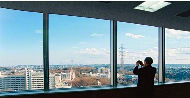 友への励ましの一枚になればと、カメラを向ける池田先生（2001年1月、東京）