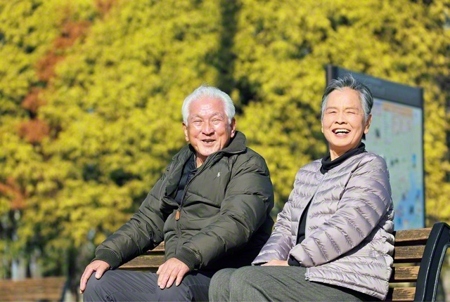 「夫婦で写真を撮ることなんて全然なか（笑）」と照れくさそうな今田さん㊧と妻・とみ子さん。今田さんは、地域の方から推薦され、4年前から町内会長としても奮闘する。「私なんかに務まらんと思ったけど、生まれ育った町のために、恩返しせんば」と笑顔で語る