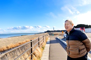 仕事帰りによく来たという富岡町内の海岸。かなたには福島第2原発の排気筒が見える