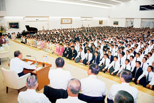 “大好きな岐阜の皆さま方にお会いでき、これ以上の喜びはない”――7年ぶりに岐阜を訪れ、第16回本部幹部会に出席した池田先生。「何事も、最後の仕上げが大切である。最後の最後を、いかに勝利で飾るか。これこそ人生の根本命題である。その解決の究極の力が信仰である」と、岐阜の友に呼びかけた（1989年4月19日、岐阜平和講堂）