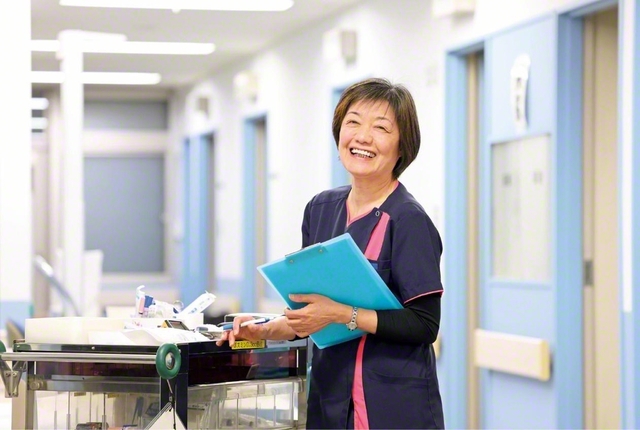 結成から40周年を迎えた「白樺会」（看護に携わる女性部の集い）。陰の労苦をいとわず、徹して一人のために心を尽くしてきた川上さんは、周囲から慕われ、厚い信頼が寄せられている。1987年9月16日、学会本部での白樺会の救護役員の折、池田先生と共に勤行を行ったことも。この日は、「本部救護」の淵源になった。「白樺の歴史の節目に刻ませていただいた、師匠との不滅の原点を胸に、必ずご恩返しをしてまいります」と川上さんは誓う