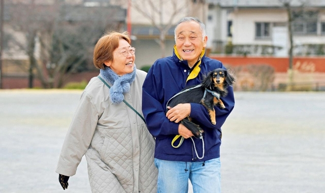 息子の転勤に伴い、1年前から横浜へ。愛犬を通じ友人も増えていると、笑顔で語る松本さん夫妻