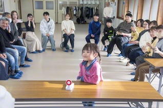 イントロクイズでは、未来部員がパパやママが大好きだった懐かしの曲を正解し、会場は大盛り上がり。壮年・女性部が負けじと耳を澄ませ、本気で解答する姿に笑いが広がった（同）