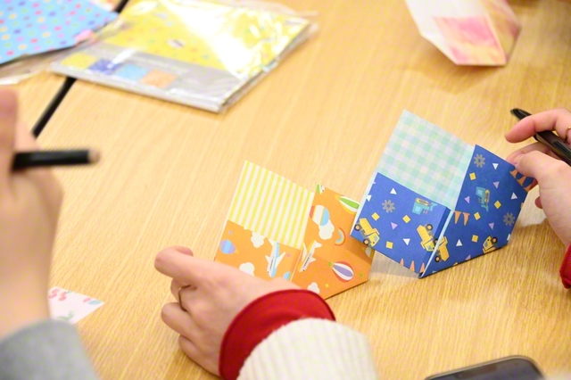 「どんな顔にしようかな～？」と話しながら、おひなさま作り