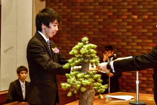 定時制高校の卒業式で近藤さんは卒業証書のほか、努力をたたえる賞状も受け取った（3月1日、稚内市内で）