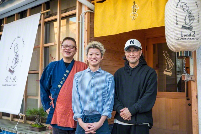 オーナーの池内誠さん㊨、キッチンリーダーの木下竜希さん㊥と店頭で