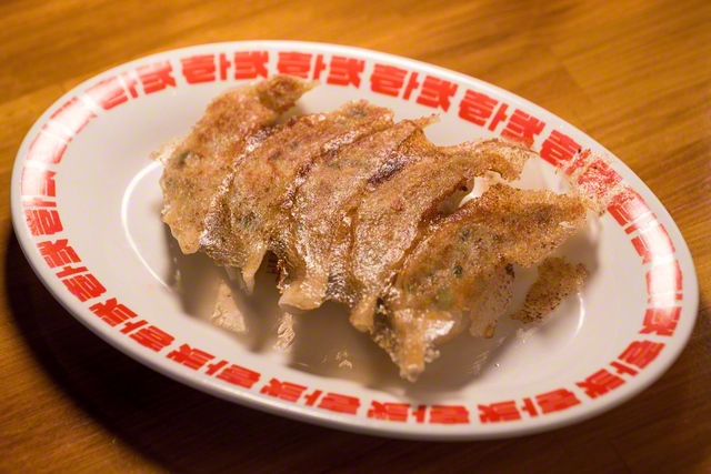 特製黒豚餃子（429円）。毎日店で仕込み、鹿児島黒豚のミンチと野菜がたっぷり。開店当初からほぼ全員が注文するほどの人気を誇る、隠れた看板メニュー