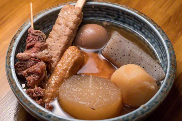 「定番」八種盛り（2068円）。大根、牛すじ、玉子、厚揚げ、つくね串、じゃがいも、こんにゃく、練り物（※写真はごぼ天）。人気の定番おでん8種の盛り合わせ