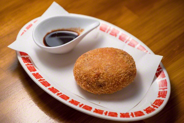 牛すじコロッケ（428円）。おでん串に刺せない小さな牛すじを甘辛く煮込んで、ほくほくのじゃがいもと合わせて作る。1日10個限定提供の貴重な一品
