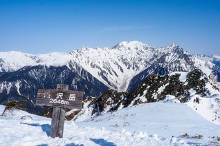 霞沢岳の山頂から望む穂高連峰