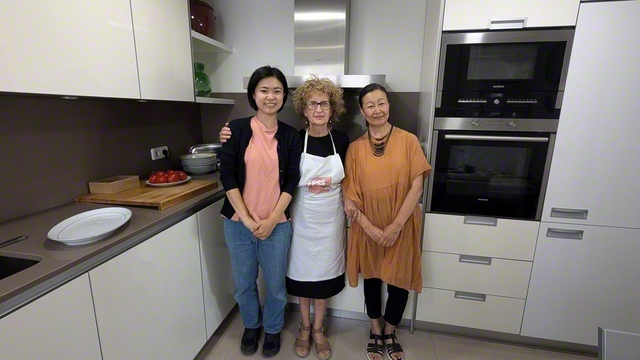 スペイン訪問時の一枚。ナティさんらと写真に納まる山口さん（左端）