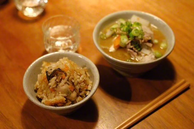 山口さんのある日の夕食。牡蠣飯と豚汁