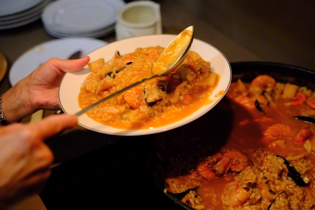 完成したパエリア。貝のだしがたっぷり