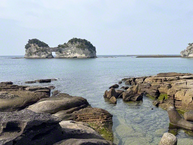 白浜町のシンボルとして親しまれている円月島（2月16日、宮本要代通信員）