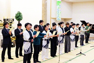 全員の合唱では、青木拡憲さんがソロパートを担当