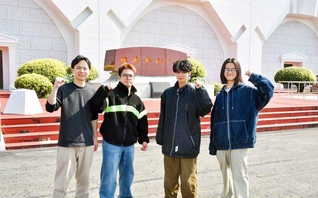 沖縄研修道場の「世界平和の碑」の前で決意を新たに