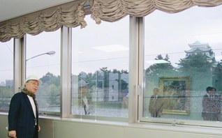 「いいね。名古屋城が庭みたいでいいじゃないか」――“民衆の女性城”から“歴史の城”を眺める池田先生（1996年3月23日、中部国際婦人会館〈当時〉で）