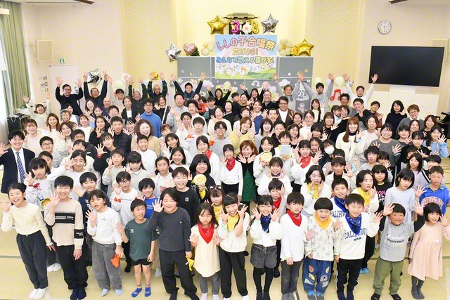 希望は歌から始まる――長崎総県少年少女部の「ししの子合唱祭」。参加者全員で誓いのカメラに納まった（諫早文化会館で）