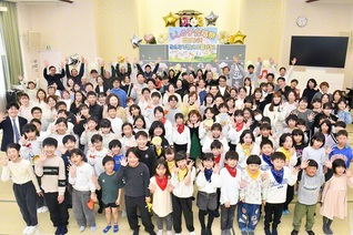 希望は歌から始まる――長崎総県少年少女部の「ししの子合唱祭」。参加者全員で誓いのカメラに納まった（諫早文化会館で）