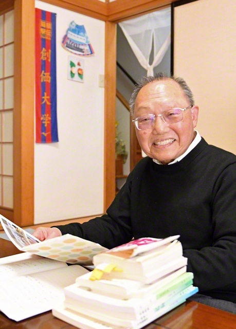 「学び続けることが生きがいになりました」と語る近野さん。卒業式で「母」を歌った時には、妻・千代子さん＝女性部副本部長＝や同志への感謝で涙があふれた