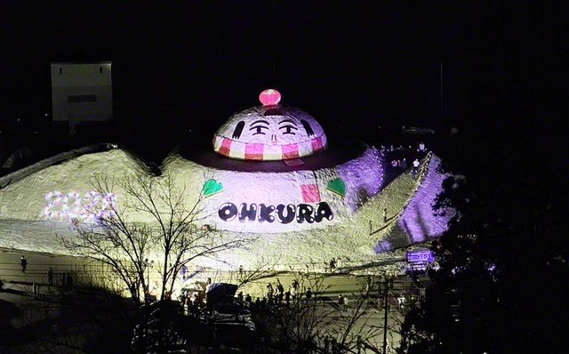 巨大雪だるまの名前は「おおくら君32世」。今年のデザインは、肘折こけしでした
