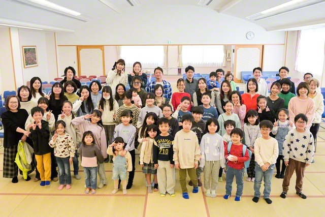 1日に入卒団式を行った奈良王者県・希望合唱団（大和郡山文化会館）