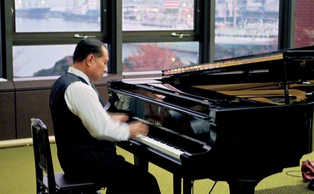 この日は、池田先生が第3代会長を辞任し初めて迎えた11月18日。　“君よ、一人立て”――神奈川文化会館に集った後継の青年へ、万感の思いを込め鍵盤をたたいた（1979年）