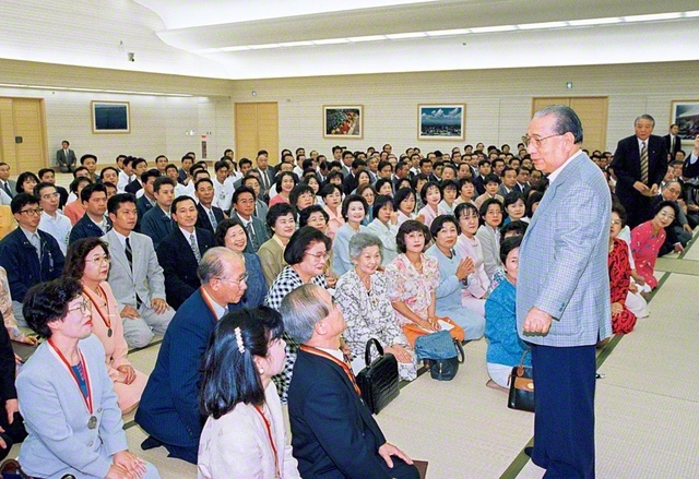 奈良代表者会議に出席した池田先生は、「奈良の天地が大好きである。そして、奈良の人々が大好きである。11年ぶりに、憧れの奈良を訪問することができ、本当にうれしい」と喜びを語った。そして、「何ものも恐れぬ『勇気の信心』で、奈良が進んでほしい」と心からの期待を寄せた（1997年5月22日、奈良国際友好会館）