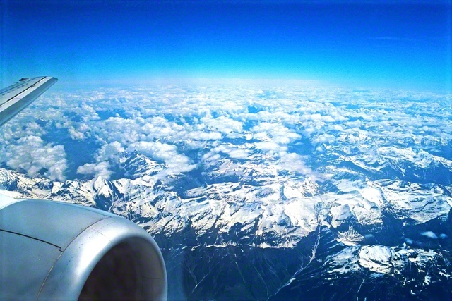 1994年5月、池田先生はドイツからイタリアに向かう飛行機の窓から、白雪をまとったアルプス山脈をさつえいしました。先生は、少年少女部のみんなが世界を舞台にかがやいていけるように、平和と友情の連帯を広げました