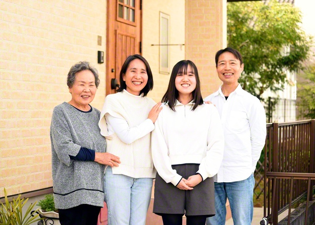 和楽の笑顔が輝く高岡さん一家。右から夫の功さん、長女の直美さん、高岡さん、母の平山千鶴子さん