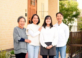 和楽の笑顔が輝く高岡さん一家。右から夫の功さん、長女の直美さん、高岡さん、母の平山千鶴子さん