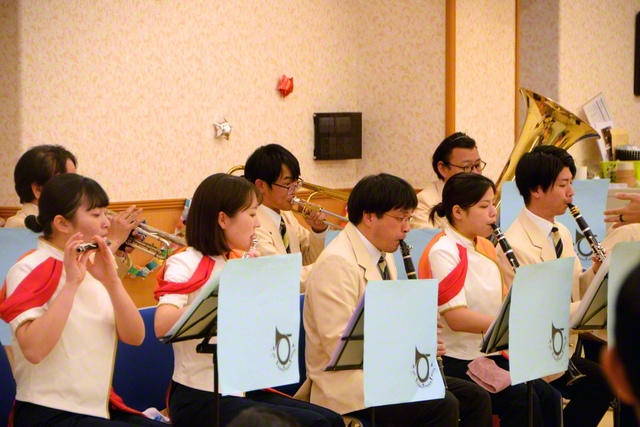 希望の音色を奏でる富士鼓笛隊と創価福岡フロイデ吹奏楽団の友