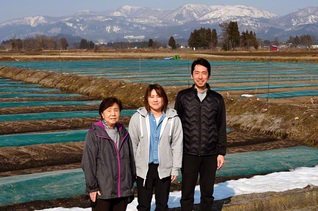 海老原さん㊨と多田さん㊥、みどりさんが雪が残る畑の前で。農作業後に近くの温泉に漬かるのが至福の時だ