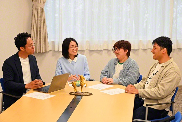 「大切なことは何か」「課題にどう取り組んでいるか」など、和やかに語らった（左から片岡総愛知青年部長、小林同ユース委員会委員長、竹山さん、佐藤さん）