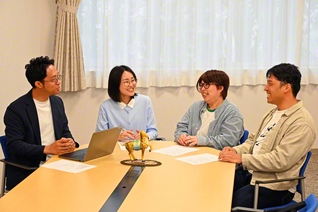 「大切なことは何か」「課題にどう取り組んでいるか」など、和やかに語らった（左から片岡総愛知青年部長、小林同ユース委員会委員長、竹山さん、佐藤さん）