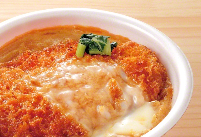 ホットシェフ定番の「カツ丼」。店内調理にこだわった一品