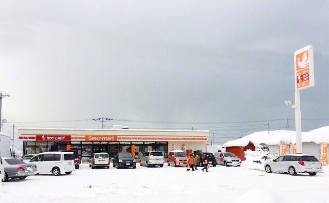 人口約1000人の初山別村の店舗。コンビニ1店の出店には3000人の商圏人口が必要ともいわれるなか2014年に出店し、地元住民の生活を支え続けている