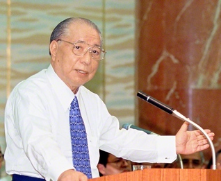 第1回第2総東京総会でスピーチする池田大作先生（1999年7月28日、東京牧口記念会館で）