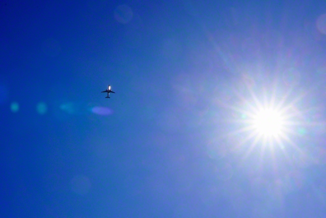 青空を駆け抜ける飛行機（3月11日、松本市、森田昭治通信員）